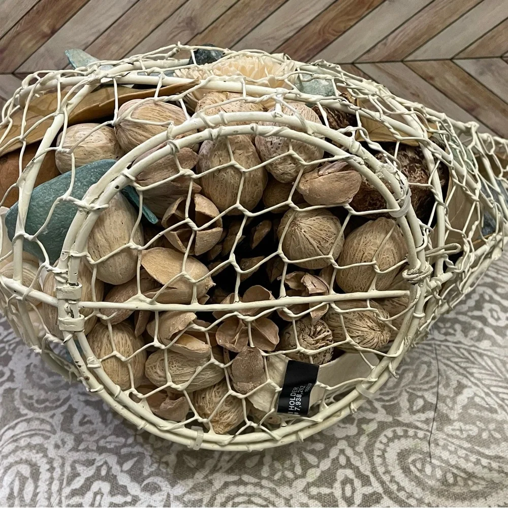 Bird potpourri holder, chicken, wire basket.‎ 15x10x7.